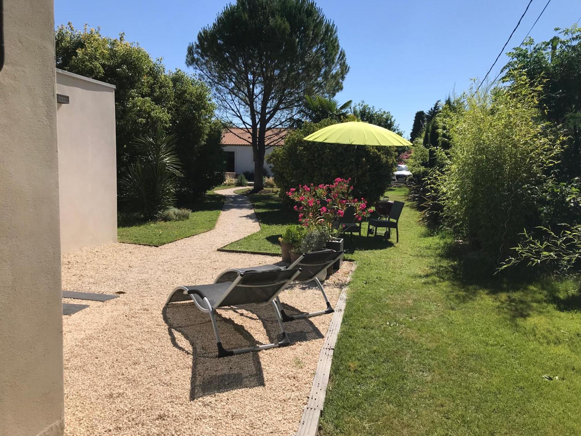 Le Cherche Midi, Entre Nimes, Le Pont Du Gard, Uzes, Arles Marguerittes Exterior photo